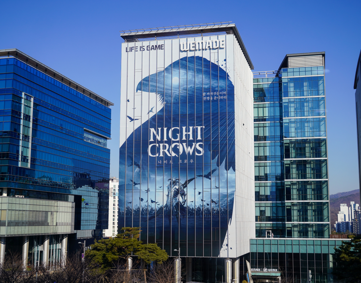 ▲위메이드 사옥에 설치된 MMORPG 신작 ‘나이트 크로우’의 대형 래핑. (사진제공=위메이드)