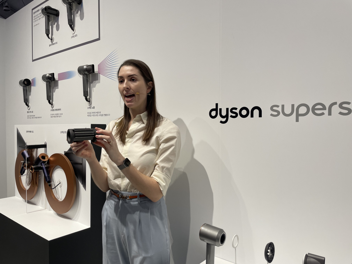 ▲28일 '다이슨 슈퍼소닉 헤어드라이어' 론칭 행사에서 존 맥가바 다이슨 헤어케어 디자인 엔지니어링부문 총괄이 '플라이어웨이 스무더 노즐'에 대해 설명하고 있다. (이다솜 기자 citizen@)