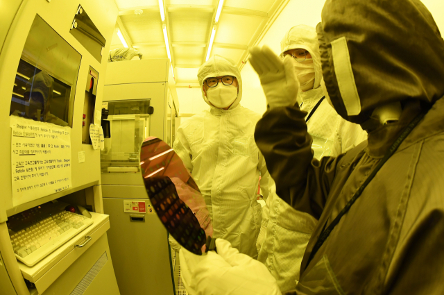 ▲장상윤 교육부 차관은 관악구 서울대학교 반도체공동연구소에서 주요 제조 공정을 살펴보고 있다. (연합뉴스)