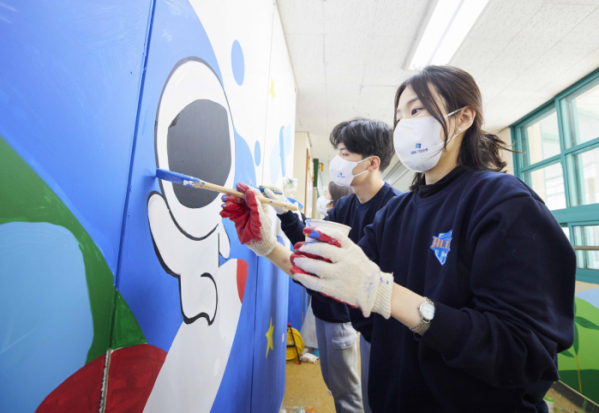 ▲기업은행 신입행원들이 지난달 31일 서울중동초등학교에서 '사랑의 벽화그리기' 봉사활동에 참여하고 있다. (사진제공=IBK기업은행)
