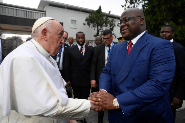 ▲프란치스코 교황(왼쪽)이 지난달 31일(현지시간) 펠릭스 치세케디 콩고민주공화국 대통령을 만나고 있다. 킨샤사/로이터연합뉴스
