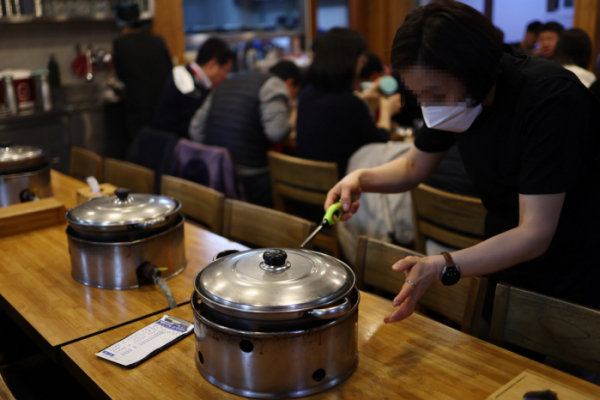 ▲27일 서울의 한 식당에서 도시가스를 이용해 음식을 만들고 있다. (연합뉴스)