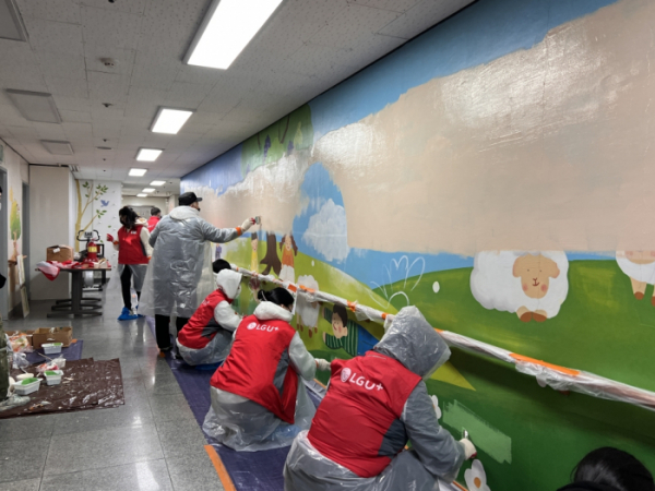 ▲LG유플러스 임직원들이 지난해 연말 '삼동소년촌'에서 진행한 벽화 그리기 봉사활동 현장 모습. (사진제공=LG유플러스)