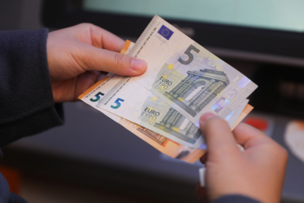 ▲벨기에 브뤼셀에서 한 시민이 유로화 지폐를 들고 있다. 브뤼셀/신화뉴시스