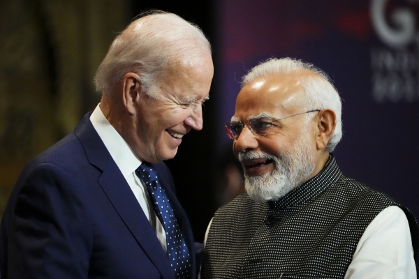 ▲조 바이든(왼쪽) 미국 대통령과 나렌드라 모디 인도 총리가 지난해 11월 15일 주요 20개국(G20) 정상회의에서 인사하고 있다. 발리(인도네시아)/AP뉴시스
