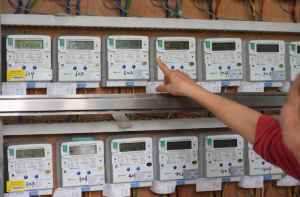 ▲서울 시내 한 오피스텔에서 한 시민이 전기계량기를 살펴보고 있다. 조현호 기자 hyunho@ (이투데이DB)