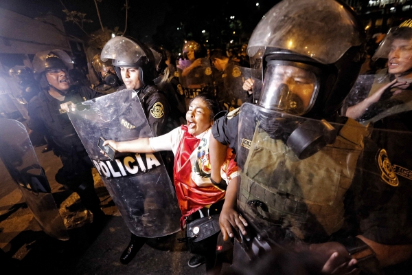 ▲페루 리마에서 지난달 31일(현지시간) 경찰이 한 반정부 시위 참가 여성을 체포하고 있다. 리마/EPA연합뉴스 
