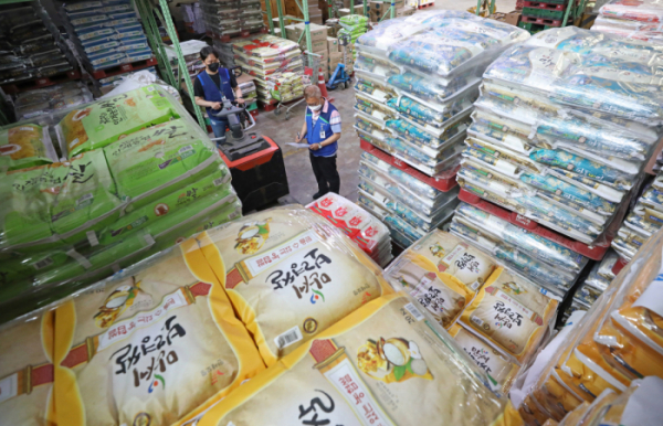 ▲서울 서초구 농협하나로마트 양재점 양곡창고에서 직원들이 판매를 앞둔 쌀 상품을 점검하고 있다. (뉴시스)