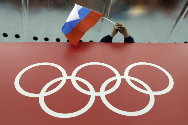 ▲소치 동계 올림픽이 열렸던 2014년 2월 18일 오륜기 위로 러시아 국기가 보인다. 소치(러시아)/AP뉴시스
