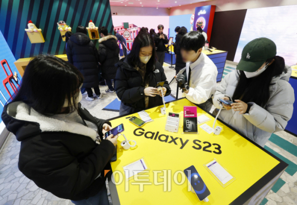 ▲LG유플러스가 마련한 체험존에서 소비자들이 삼성전자의 갤럭시 S23 시리즈를 경험하고 있다.  (조현호 기자 hyunho@)