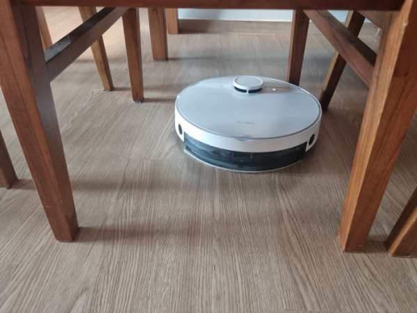 ▲앳홈 로봇청소기 ‘클리엔 T24’가 식탁 밑을 이리저리 움직이며 자동 청소를 진행하고 있다. (심민규 기자 wildboar@)