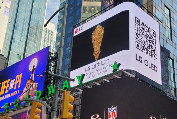 ▲LG전자가 미국 뉴욕 타임스퀘어의 대형 전광판에서 LG TV에 탑재된 NFT 예술 작품 거래 플랫폼 ‘LG 아트랩(Art lab)’의 예술 작품을 선보인다. 사진은 LG 아트랩 영상이 상영되고 있는 타임스퀘어 전광판 (사진제공=LG전자)