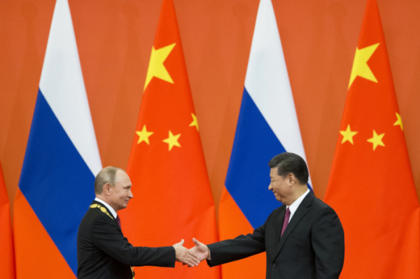 ▲블라디미르 푸틴(왼쪽) 러시아 대통령과 시진핑 중국 국가주석 2018년 6월 8일(현지시간) 중국 베이징 인민대회당에서 만나 악수하고 있다. 베이징/AP뉴시스