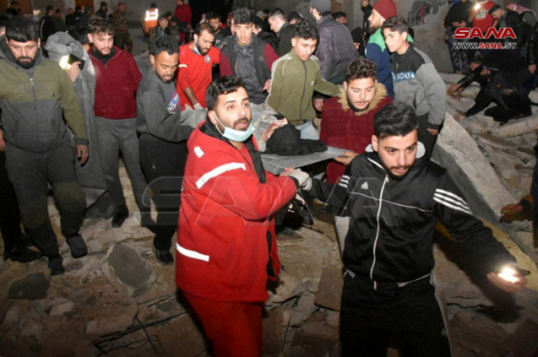 ▲시리아 하마에서 지진으로 무너진 건물 잔해 밑에서 구조대원이 생존자를 구조작업을 하고 있다. 하마(시리아)/로이터연합뉴스 