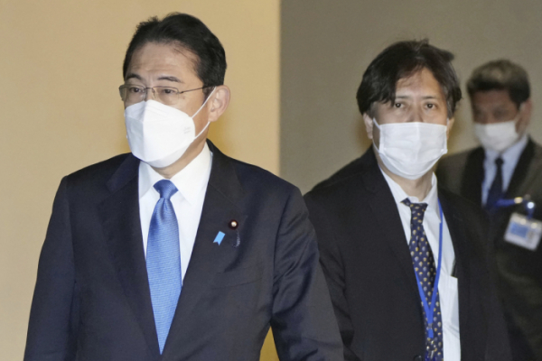 ▲기시다 후미오(왼쪽) 일본 총리가 지난해 12월 12일(현지시간) 아라이 마사요시(오른쪽) 총리 비서관과 함께 도쿄 총리 관저에서 이동하고 있다. 아라이 비서관은 동성 결혼 차별 발언으로 물의를 일으켜 경질됐다. 도쿄/AP뉴시스