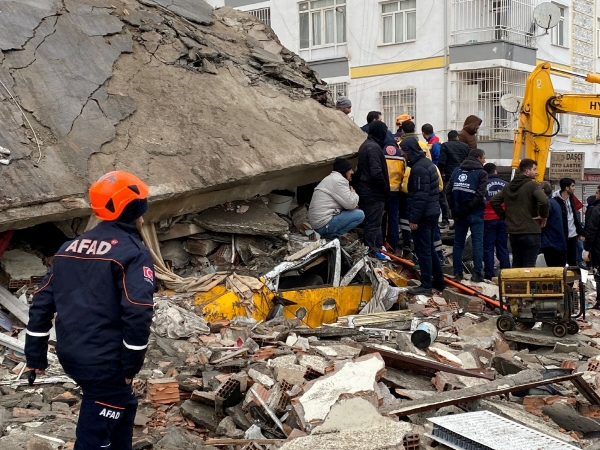 ▲튀르키예 디야르바키르에서 6일(현지시간) 구조대원이 지진 피해 현장을 살피고 있다. 디야르바키르(튀르키예)/로이터연합뉴스
