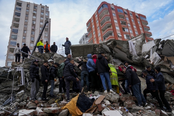 ▲튀르키예 아다나에서 6일(현지시간 주민들이 건물 잔해를 살피고 있다. 아다나(튀르키예)/AP연합뉴스
