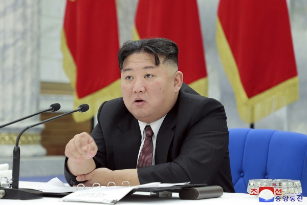 ▲김정은 북한 국무위원장이 지난해 12월 30일 회의를 진행하고 있다. 평양/AP뉴시스
