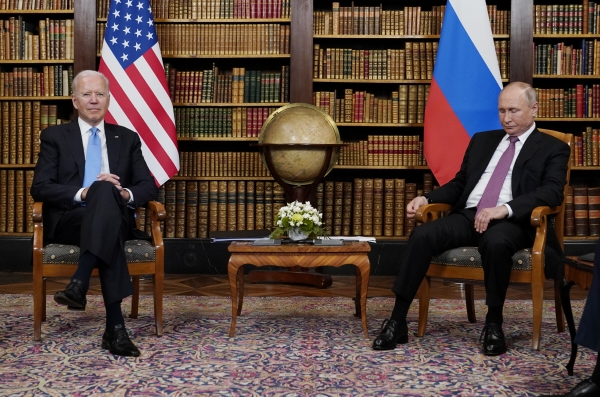 ▲2021년 6월 16일 스위스 제네바에서 조 바이든(왼쪽) 미국 대통령과 블라디미르 푸틴 러시아 대통령이 회담을 하고 있다. 제네바(스위스)/AP뉴시스
