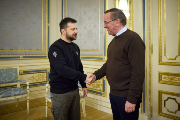 ▲볼로디미르 젤렌스키(왼쪽) 우크라이나 대통령과 보리스 피스토리우스 독일 국방장관이 악수를 하고 있다. 키이우/로이터연합뉴스