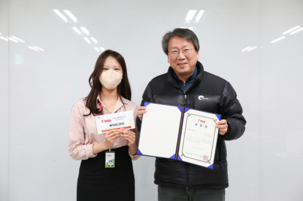 ▲티웨이항공이 이달 6일 오전 서울 강서구 본사에서 2022년 안전 활동에 기여한 직원을 대상으로 안전 모범직원 시상식을 열었다. 정홍근 대표(오른쪽)가 모범직원과 함께 기념촬영을 하고 있다.