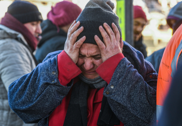 ▲튀르키예 피해 지역의 한 여성이 지진으로 무너진 잔해 속에서 눈물을 흘리고 있다. 6일(현지시간) 튀르키예 남부와 시리아 북서부에 규모 7.8 규모의 지진이 발생한 이후 인명피해가 이어지고 있다.  (타스/연합뉴스)