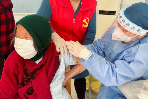 ▲중국 상하이 근교의 한 백신센터에서 노인이 신종 코로나바이러스 감염증(코로나19) 백신을 맞고 있다. 상하이(중국)/로이터연합뉴스 
