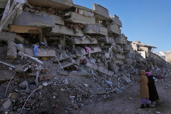 ▲8일(현지 시각) 튀르키예 남부 카흐라마나스에 여성들이 지진으로 붕괴된 건물을 바라보고 있다. (AP/뉴시스)
