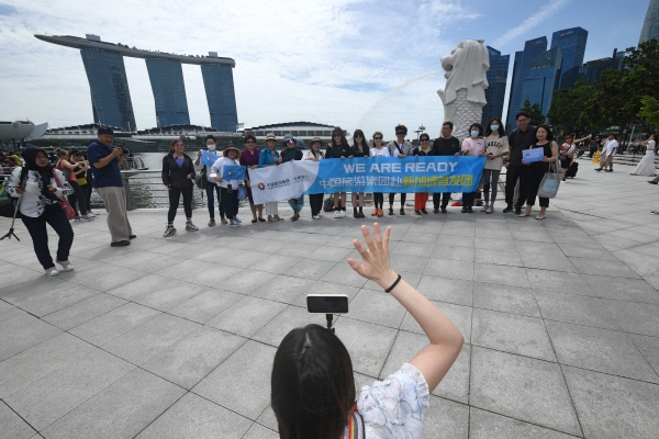 ▲중국 관광객들이 7일 싱가포르에서 기념사진을 찍고 있다. 싱가포르/신화뉴시스
