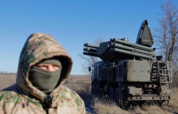 ▲러시아가 장악한 우크라이나 동부 루한스크 지역에서 한 러시아군이 지난달 25일(현지시간) 판치르 대공미사일 시스템 앞에 서있다. 루한스크/로이터연합뉴스