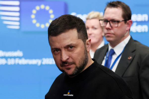 ▲볼로디미르 젤렌스키(가운데) 우크라이나 대통령이 9일(현지시간) 벨기에 브뤼셀에서 열린 유럽 특별정상회의 후 회견장을 떠나고 있다. 브뤼셀/AFP연합뉴스