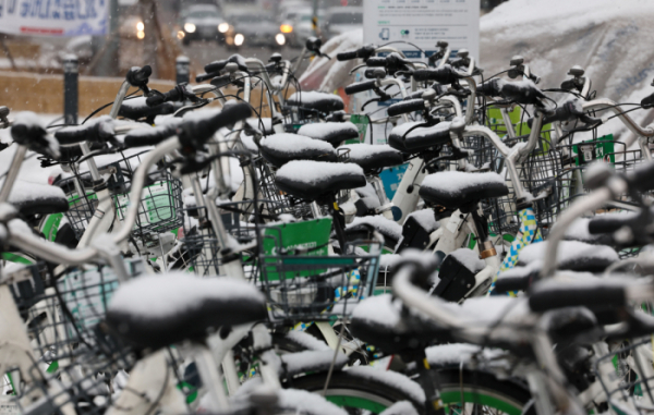 ▲1월 26일 오전 서울시의회 앞에 세워진 '따릉이' 자전거에 눈이 쌓이고 있다. (연합뉴스)