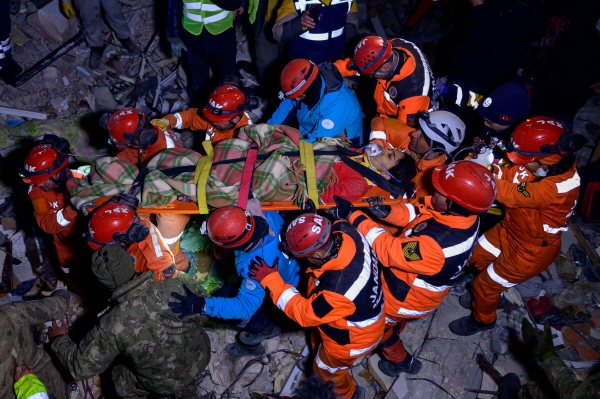 ▲튀르키예 안타키아에서 10일(현지시간) 구조대원들이 생존자를 찾아 이송하고 있다. 안타키아(튀르키예)/AFP연합뉴스
