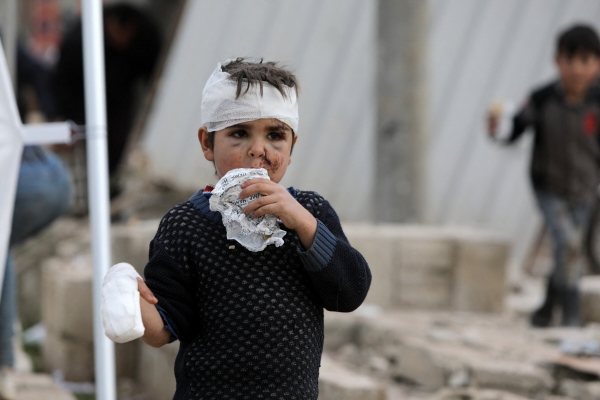 ▲시리아 진다이리스에서 10일(현지시간) 생환한 어린이가 끼니를 때우고 있다. 진다이리스(시리아)/AFP연합뉴스
