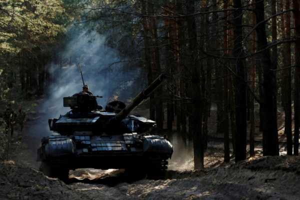 ▲지난해 10월 15일 우크라이나 하르키우 주 쿠피안스크 지역에서 우크라이나 군인들이 노획한 러시아 탱크를 전투에 사용하기 위해 개조한 후 운전하고 있다. (로이터연합뉴스)