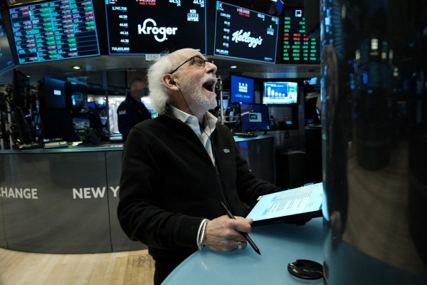 ▲뉴욕증권거래소(NYSE)에서 7일 한 트레이더가 모니터를 보고 있다. 뉴욕(미국)/AFP연합뉴스
