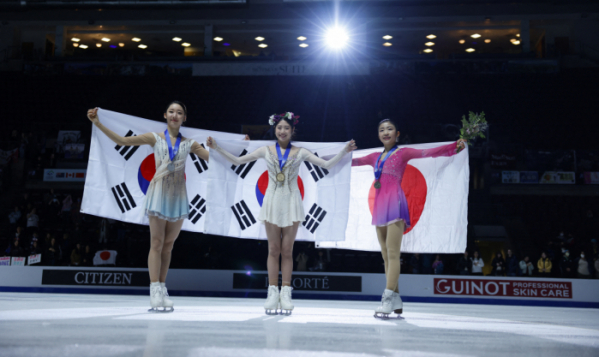 ▲4대륙 피겨스케이팅에서 우승을 차지한 이해인(가운데)와 은메달 김혜림(왼쪽), 동메달 치바 모네(일본·오른쪽)가 시상식이 끝난 뒤 세레모니를 하고 있다. USA투데이=연합뉴스