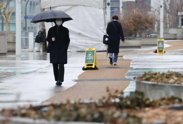 ▲전국 대부분 지역에 비가 내린 10일 오전 서울의 한 거리에서 우산을 쓴 시민들이 발걸음을 옮기고 있다. 신태현 기자 holjjak@ (이투데이DB)