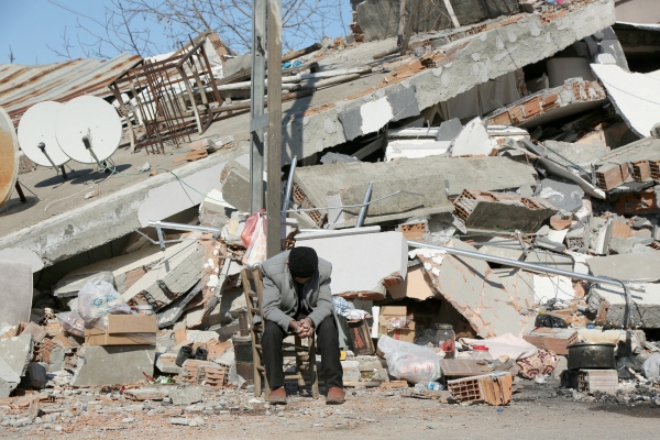 ▲튀르키예 아디야만에서 11일(현지시간) 한 주민이 무너진 건물 앞에 앉아 있다. 아디야만(튀르키예)/로이터연합뉴스
