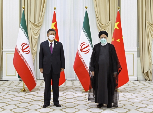 ▲시진핑 중국 국가주석과 세예드 에브라힘 라이시 이란 대통령이 지난해 9월 16일 우즈베키스탄에서 마주하고 있다. 사마르칸트(우즈베키스탄)/신화뉴시스
