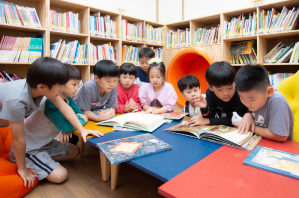 ▲KB작은도서관에서 아이들이 책을 읽고 있다. (사진제공=KB국민은행)