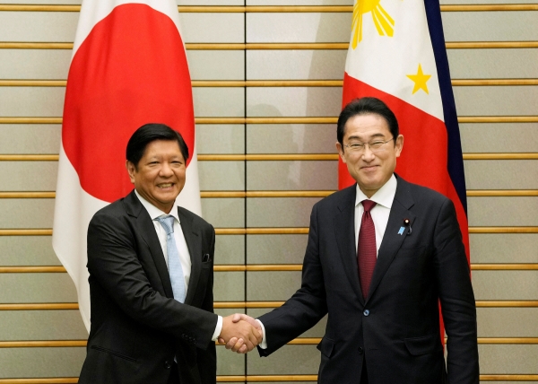▲페르디난드 마르코스(왼쪽) 필리핀 대통령과 기시다 후미오 일본 총리가 9일 악수하고 있다. 도쿄/로이터연합뉴스
