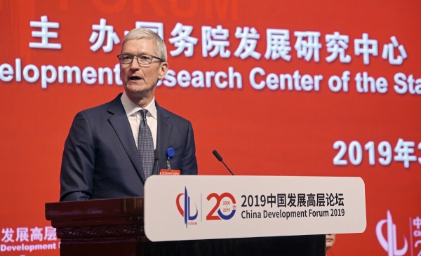 ▲팀 쿡 애플 최고경영자(CEO)가 2019년 3월 24일 베이징에서 열린 중국발전포럼(CDF)에서 연설하고 있다. (베이징/신화뉴시스)