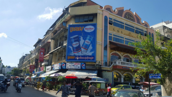 ▲캄보디아의 수도 프놈펜의 '캔박카스' 옥외광고. (사진제공=동아에스티)