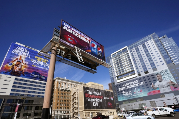 ▲2월 3일(현지시간) 피닉스에서 열리는 NFL 슈퍼볼 LVII를 앞두고 고층 건물 전광판에 걸린 슈퍼볼 광고들(AP/뉴시스)

