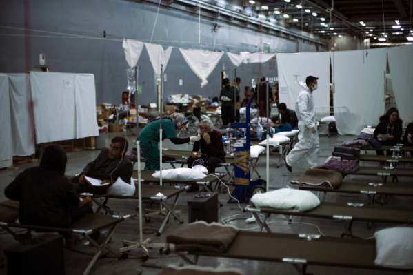 ▲14일(현지시간) 튀르키예 군함에 설치된 임시 병원에서 지진 피해 환자들이 치료를 받고 있다. 이스켄데룬(튀르키예)/AP뉴시스