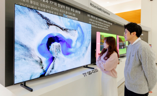 ▲삼성디스플레이 직원들이 초대형 77형 TV용 QD-OLED를 제품을 관람하고 있다.    (사진제공=삼성디스플레이)