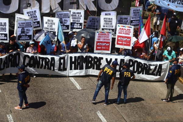 ▲아르헨티나 부에노스아이레스에서 7일 비정규직 노동자들이 반정부 시위를 열고 있다. 부에노스아이레스/로이터연합뉴스
