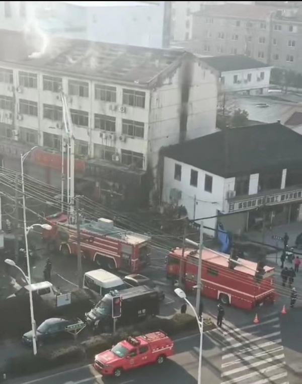 ▲중국 장쑤성 쑤저우에서 16일 소방대원들이 화재현장을 살피고 있다. 출처 신경보
