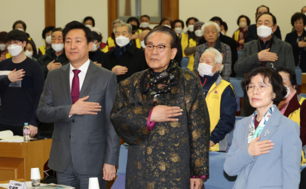 ▲16일 오후 서울 여의도 국회 의원회관에서 열린 노인 무임수송 정책토론회에서 오세훈 서울시장과 김호일 대한노인회중앙회장이 국기에 대한 경례를 하고 있다. (연합뉴스)